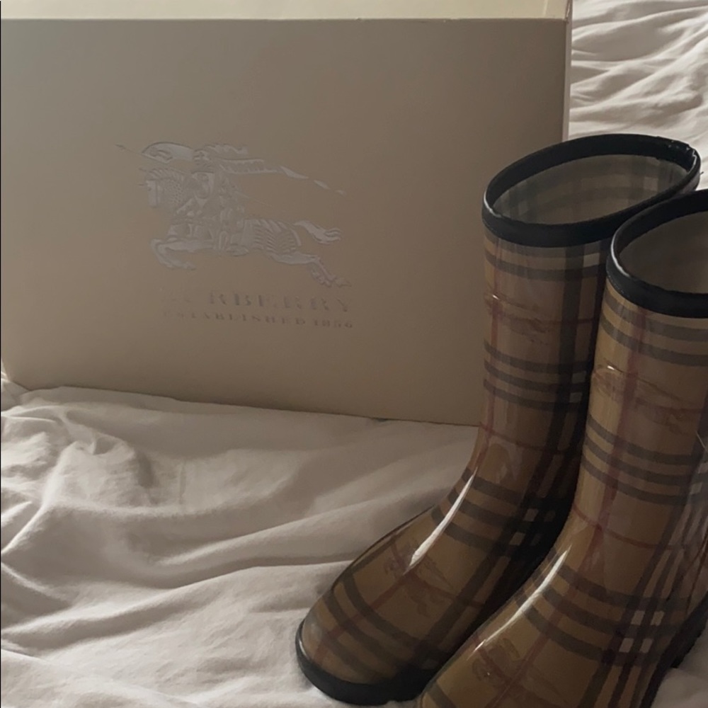 💯 Authentic Burberry Boots!